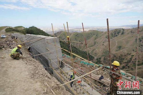 新疆伊宁县 科学环保施工筑就高颜值草原景区公路